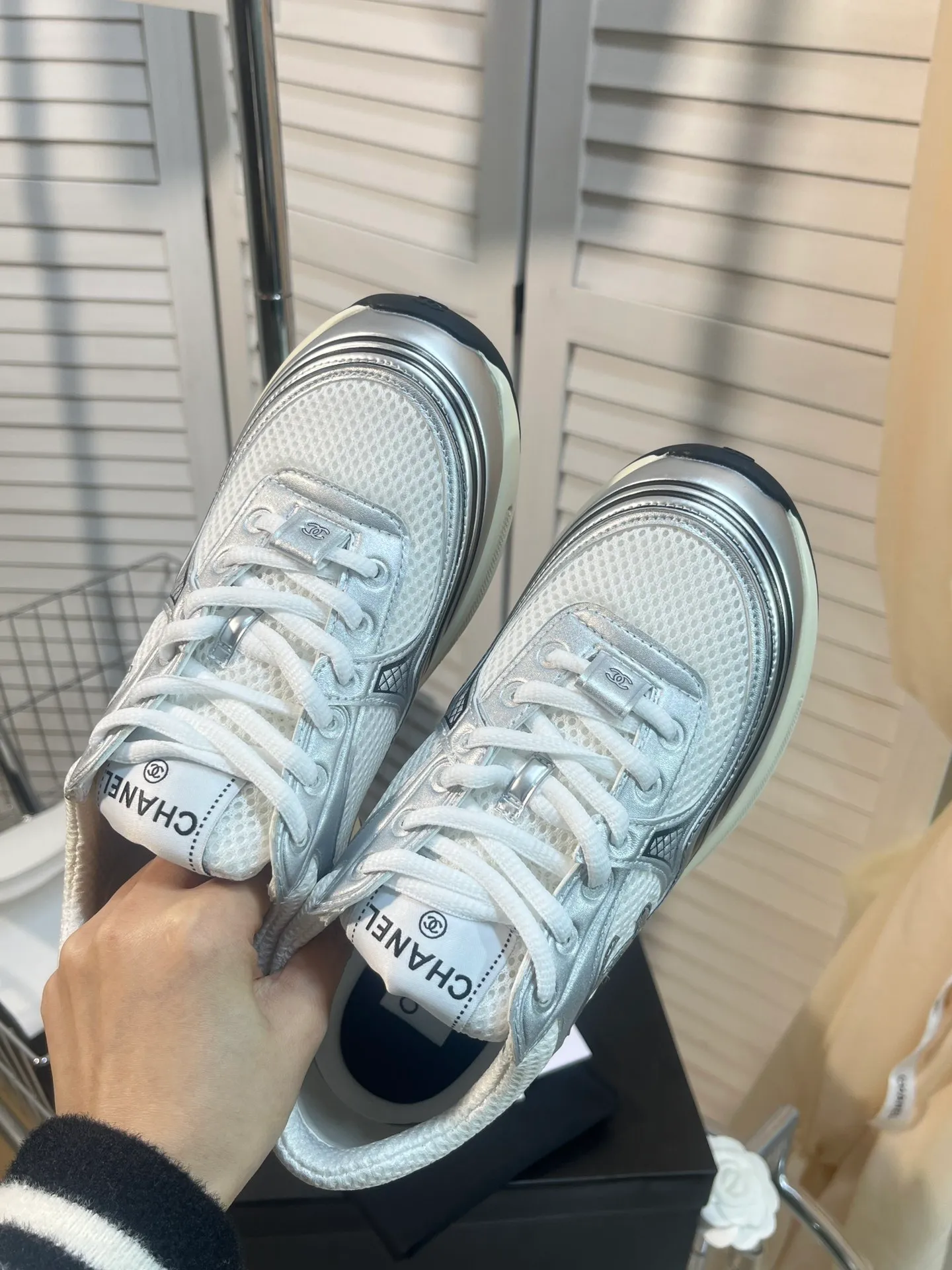 👟👟Ex-factory price 640👟👟 Men +10chanel Chanel 2023 early spring vacation series latest casual sports shoes silver white, gold white, silver gray, black and red! Incomparably beautiful and easy to wear, very light, the lining is also super soft, super comfortable, the upper is breathable, the color is high-end and durable, versatile. Upper: cowhide and cloth stitching. Lining: breathable mesh. Original foam combination outsole. Size: 35-45.